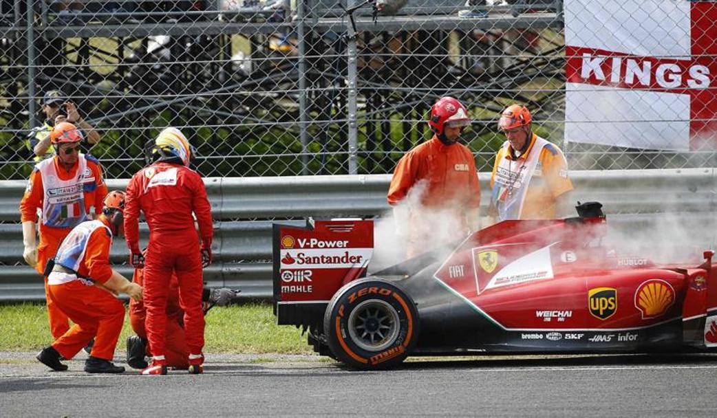 Alonso sconsolato dopo il k.o. della sua Ferrari. Reuters